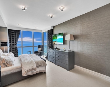 18201 Collins Ave - Photo Thumbnail 7