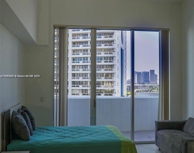 1750 N Bayshore Dr - Photo Thumbnail 10