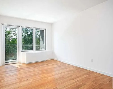 31-43 Vernon Boulevard - Photo Thumbnail 1