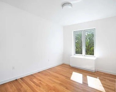 31-43 Vernon Boulevard - Photo Thumbnail 2