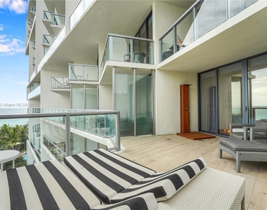 2201 Collins Ave - Photo Thumbnail 9