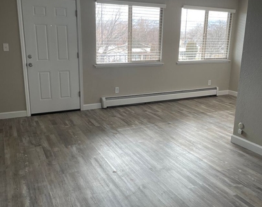 1030 Teller Ave - Photo Thumbnail 6