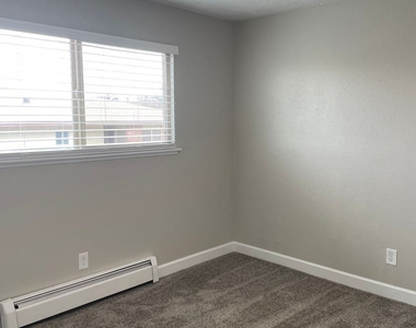 1030 Teller Ave - Photo Thumbnail 5