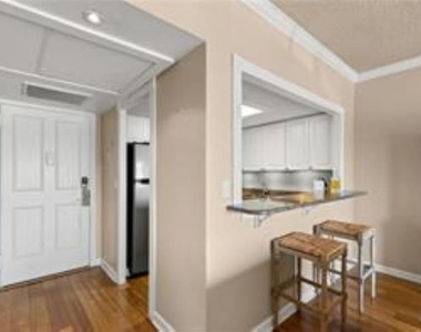 880 Mandalay Avenue - Photo Thumbnail 2