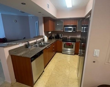 16699 Collins Ave - Photo Thumbnail 4