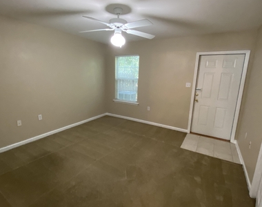 2740 W Tharpe Street - Photo Thumbnail 4