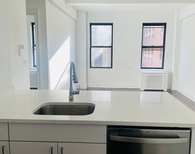 156 East 37th Street, 4D - Photo Thumbnail 2
