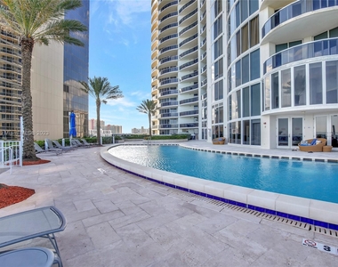 17201 Collins Ave+den - Photo Thumbnail 30