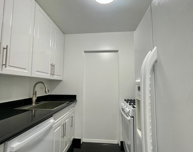 E 71st St / 1st Avenue - Photo Thumbnail 7