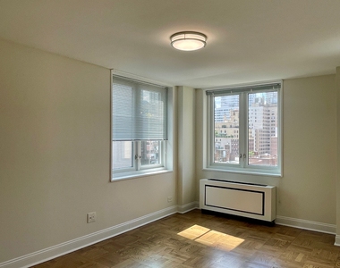 E 71st St / 1st Avenue - Photo Thumbnail 4