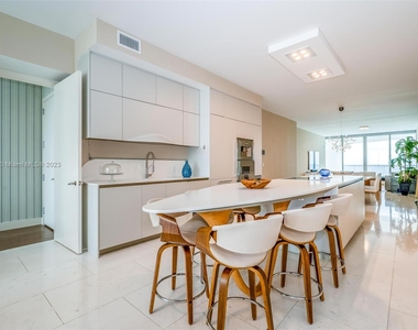 16901 Collins Ave - Photo Thumbnail 5