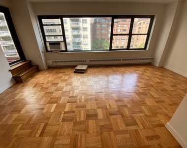 East 55th Street - Photo Thumbnail 19