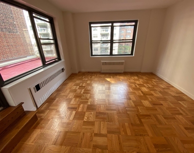 East 55th Street - Photo Thumbnail 15
