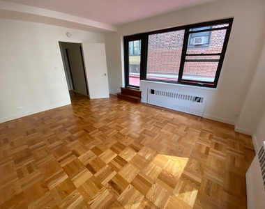 East 55th Street - Photo Thumbnail 16