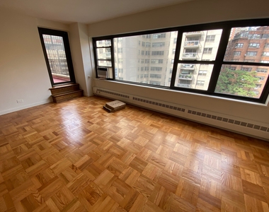 East 55th Street - Photo Thumbnail 5