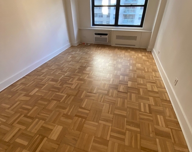 East 55th Street - Photo Thumbnail 11