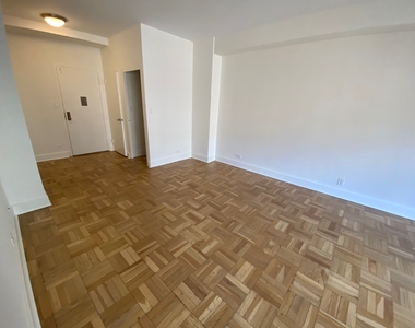 East 55th Street - Photo Thumbnail 8