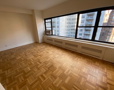 East 55th Street - Photo Thumbnail 7