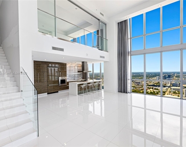 1100 Biscayne Blvd - Photo Thumbnail 2