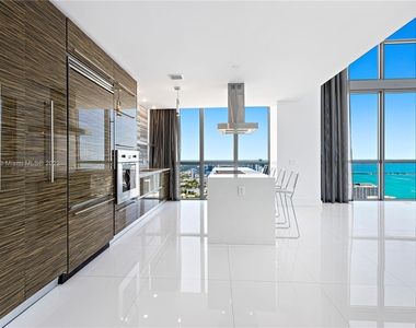 1100 Biscayne Blvd - Photo Thumbnail 4