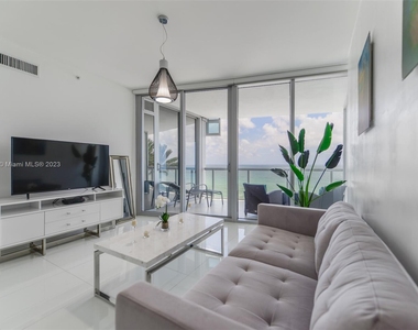 17121 Collins Ave - Photo Thumbnail 2