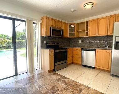 310 Sw 79th Way - Photo Thumbnail 1