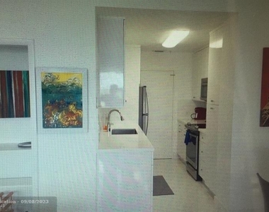 4925 Collins Ave - Photo Thumbnail 2