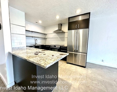 3701 W Crescent Rim Dr #302 - Photo Thumbnail 7