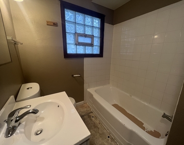 454 N Tibbs Avenue - Photo Thumbnail 20