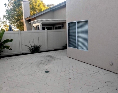 2454 Manzana Way - Photo Thumbnail 22