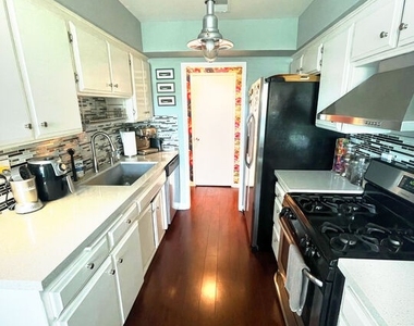 4528 Colbath Ave - Photo Thumbnail 4