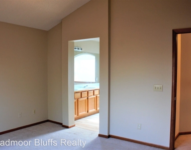 8253 Wilmington Drive - Photo Thumbnail 20