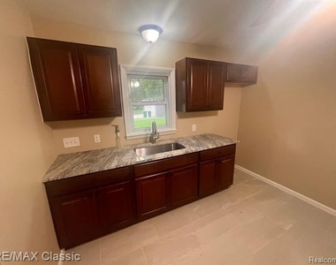 21408 Collingham Avenue - Photo Thumbnail 7