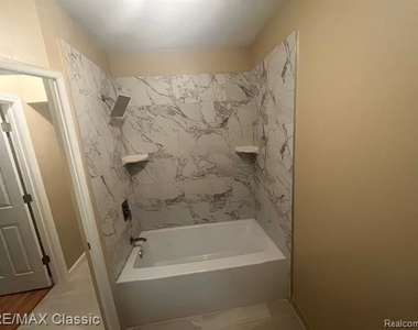 21408 Collingham Avenue - Photo Thumbnail 9