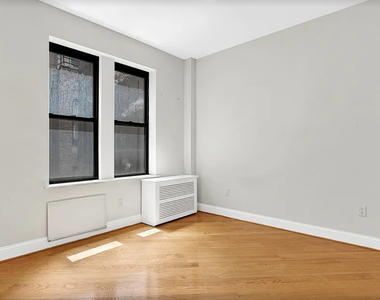 70th Street and 2nd Avenue - Photo Thumbnail 4