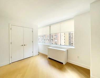 East 54th Street - Photo Thumbnail 5