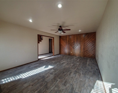 1812 Chandler Drive - Photo Thumbnail 3