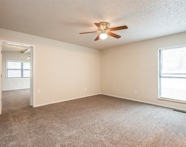 3104 Greenwood Court - Photo Thumbnail 10