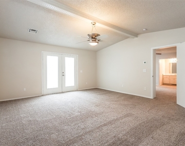 3104 Greenwood Court - Photo Thumbnail 6