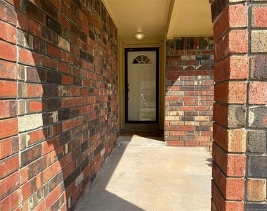 1108 W Knoxville Street - Photo Thumbnail 2