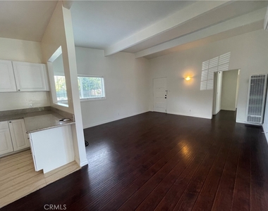 7920 Aura Avenue - Photo Thumbnail 14