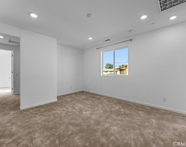 1556 W Plaza Del Amo - Photo Thumbnail 27