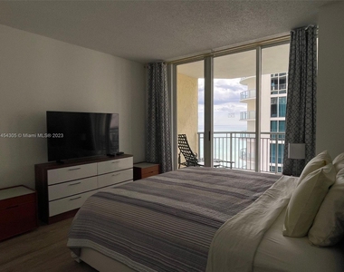 17375 Collins Ave - Photo Thumbnail 5