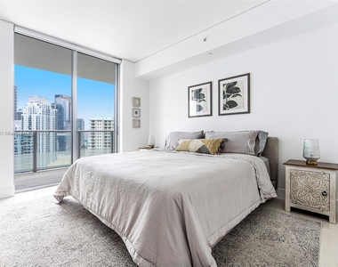 1300 Brickell Bay Dr - Photo Thumbnail 16