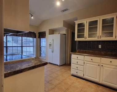 104 Holly Hill Dr - Photo Thumbnail 5