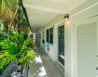 428 Collins Ave - Photo Thumbnail 35