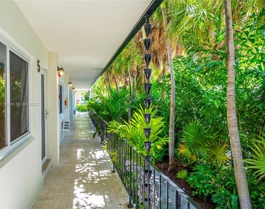 428 Collins Ave - Photo Thumbnail 0