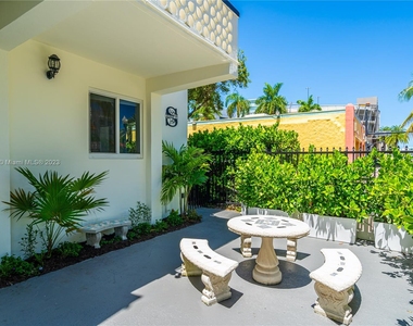 428 Collins Ave - Photo Thumbnail 32