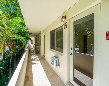 428 Collins Ave - Photo Thumbnail 38