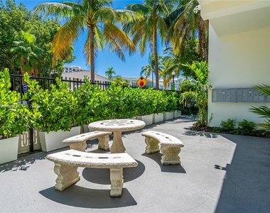 428 Collins Ave - Photo Thumbnail 34